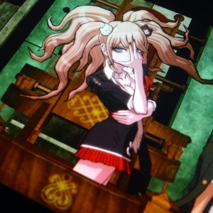 Junko Enoshima mimant Dio et le masque de pierre